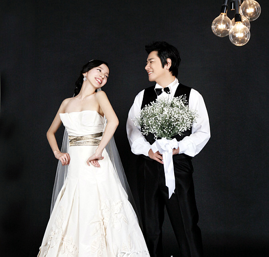 ▲ 배우 김형종과 예비신부 최송이씨ⓒ황마담 웨딩컨설팅