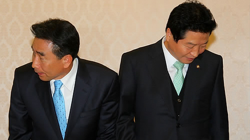 ▲ 한나라당 안상수 원내대표와 민주당 이강래 원내대표가 19일 오후 국회 귀빈식당에서 회담을 갖기에 앞서 인사를 나눈 뒤 자리하고 있다.ⓒ연합뉴스