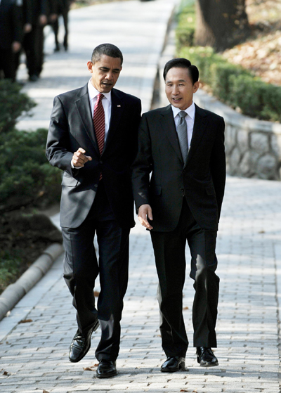 ▲ 이명박 대통령과 버락 오바마 미국 대통령이 19일 청와대에서 정상회담을 가진 뒤 함께 산책하고 있다. ⓒ 뉴데일리 <=청와대 제공>