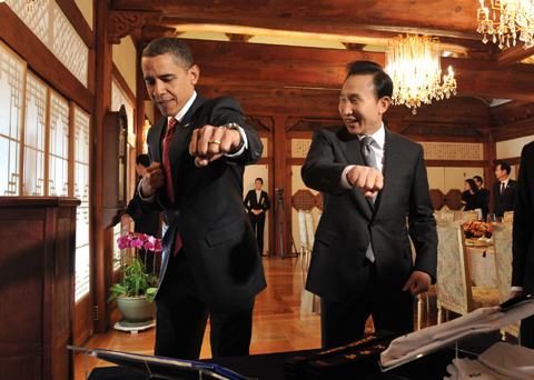 ▲ 이명박 대통령은 19일 버락 오바마 미국 대통령에게 태권도복을 선물했다. '정권 지르기' 시범을 보이고 있는 오바마 대통령. ⓒ 뉴데일리 <=청와대 제공>