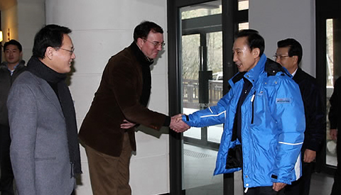 ▲ 이명박 대통령이 20일 오전 강원도 평창 용평리조트에서 열린 제3차 관광산업경쟁력강화회의에 참석하기 위해 행사장에 도착해 유인촌 문화체육관광부 장관, 김진선 강원도지사, 이참 한국관광공사 사장의 영접을 받고 있다. ⓒ연합뉴스