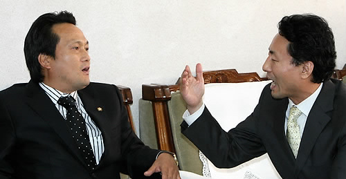 ▲ 지난달 8일 오전 국회 교육과학기술위원회의 경기도교육청 국정감사가 정운찬 국무총리의 증인 채택 문제로 정회된 뒤 여당 임해규(오른쪽) 간사와 야당 안민석 간사가 증인 채택 여부를 놓고 설전을 벌이고 있다. ⓒ연합뉴스