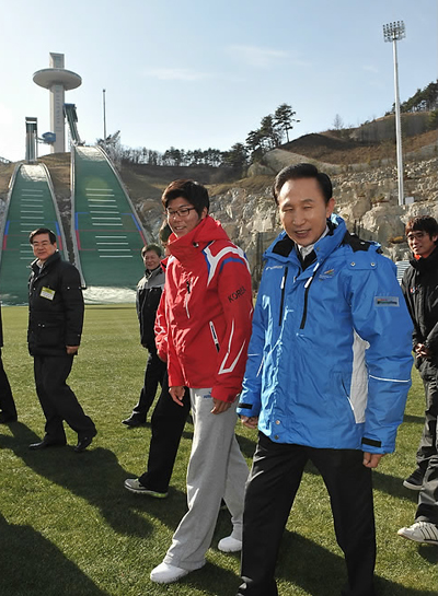 ▲ 이명박 대통령이 20일 오후 강원도 평창 동계올림픽 준비 현장을 방문해 시설을 둘러보고 있다. ⓒ 연합뉴스