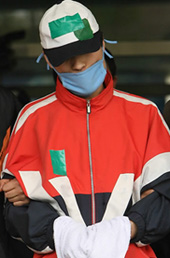 ▲ 부녀자 연쇄살인 혐의로 사형이 확정돼 복역중이던 정남규가 21일 오전 6시35분 수감중이던 서울구치소에서 자살을 기도해 병원으로 옮겨졌으나 22일 오전 2시40분 숨졌다. 사진은 지난 2006년 4월 현장검증을 위해 경찰서를 나서는 모습 ⓒ연합뉴스 