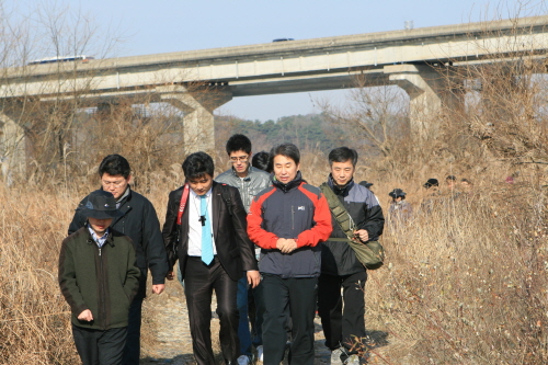 ▲ 문광부 신재민 1차관(맨 앞줄 우측)을 비롯해 녹색물길 체험행사 참가자들이 여강길을 걷고 있다. ⓒ 뉴데일리