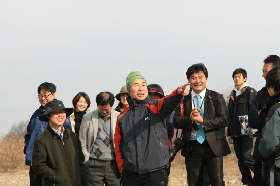 ▲ 신재민 차관이 남한강을 손으로 가르키며 풍경을 감상하고 있다. ⓒ 뉴데일리