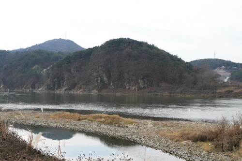 ▲ 여강길 중간에 남한강과 샛강이 만나는 길목이 눈에 보인다. ⓒ 뉴데일리