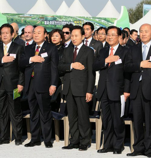▲ 이명박 대통령이 22일 오후 전남 광주시 승촌동 영산강 둔치에서 열린 영산강살리기 희망선포식에 참석해 국민의례를 하고 있다. ⓒ 연합뉴스