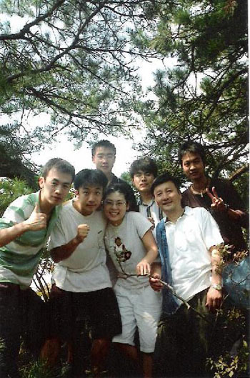 ▲ 이성호 교수가 학생들과 등산을 갔을 때. 오른쪽에서 두번째가 이성호 교수다. ⓒ 유족 제공 