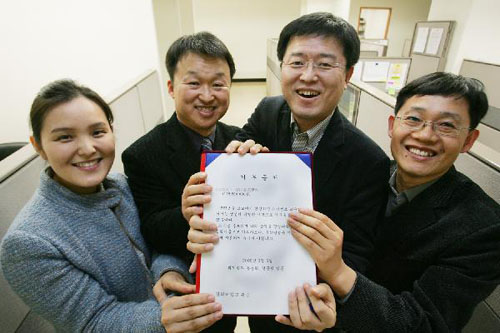 ▲ 지난 2월 9일 고 이성호 경희대 교수의 제자인 공인회계사 4명이 스승을 기리기 위한 ‘이성호 기금’의 기부증서를 들고 환하게 웃고 있다. 왼쪽부터 오윤숙 이재우 이천화 권춘원씨. ⓒ 조선일보 자료사진 