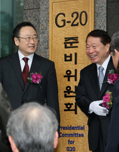 ▲ 내년 11월 '제5차 G20 정상회의' 개최를 위한 준비위원회 사무실 개소식이 23일 오전 서울 삼청동 한국금융연수원에서 열려 사공일(왼쪽) 준비위원장과 유명환 외교통상부 장관 등 참석자가 현판을 공개한뒤 서로 축하의 말을 나누고 있다. ⓒ연합뉴스