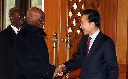 ▲ 이명박 대통령이 23일 오전 정상회담을 하기위해 청와대를 방문한 압둘라예 와드 세네갈 대통령과 악수하고 있다. ⓒ연합뉴스