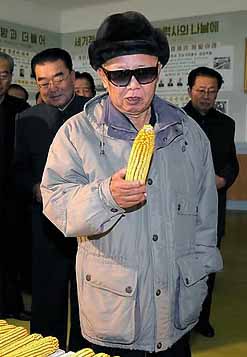 ▲ 권력과 권위가 떨어지는 김정일은 '달러의 힘'을 이용해 측근들을 관리하고 있는 것으로 알려졌다. 사진은 북한의 협동농장을 시찰하는 김정일 ⓒ 연합뉴스