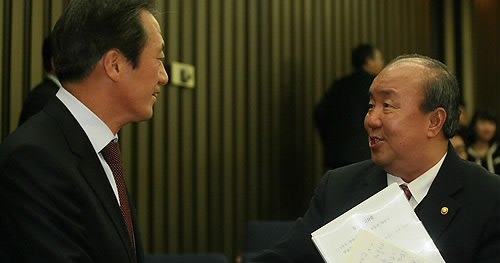 ▲ 23일 오후 국회에서 열린 한나라당 의원총회에서 정종환 국토해양부 장관이 정몽준 한나라당대표와 대화하며 활짝 웃고 있다. ⓒ연합뉴스