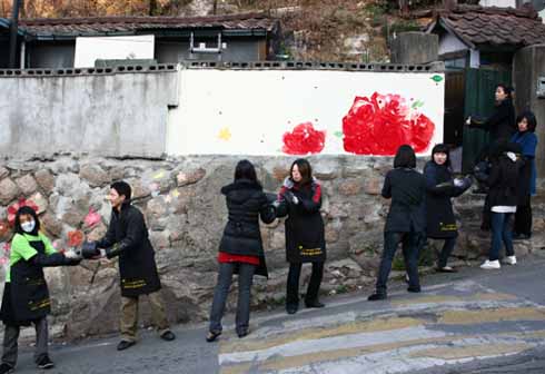 ▲ 한국청소년상담원 임직원들은 지난 20일 전 직원이 1년간 월급 일정액을 모아 마련한 돈으로 마련한 연탄을 서울 홍제동 저소득 가정에 전달했다. 