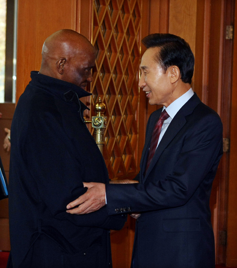 ▲ 이명박 대통령이 23일 오전 정상회담을 위해 청와대를 방문한 압둘라이 와드 세네갈 대통령을 맞이하고 있다. ⓒ 뉴데일리