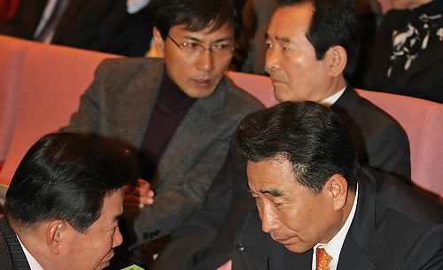 ▲ 23일 오후 국회 의원회관 대회의실에서 열린 '4대강 공사 저지 전국여성총궐기대회'에서 정세균 민주당 대표와 이강래 원내대표가 안희정, 김진표 최고위원과 각각 얘기하고 있다. ⓒ연합뉴스