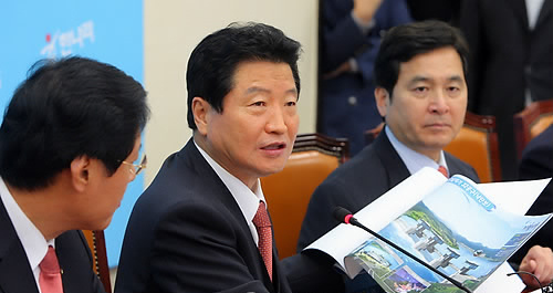 ▲ 4대강 사업 관련 기자회견 중인 안상수 한나라당 원내대표(가운데) ⓒ연합뉴스