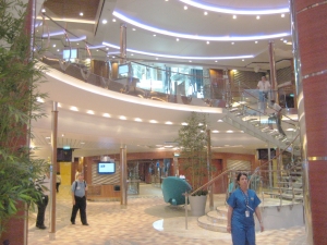 ▲ 오아시스 호 메인 로비 리셉션 데스크에 설치된 삼성전자 정보표시 대형 모니터. 삼성전자 정보표시 대형 모니터는 실시간으로 유람선 운항 정보와 관광 안내&middot;각종 광고를 보여 준다. ⓒ 뉴데일리