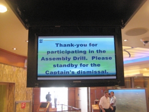 ▲ 오아시스 호 메인 로비 리셉션 데스크에 설치된 삼성전자 정보표시 대형 모니터. 삼성전자 정보표시 대형 모니터는 실시간으로 유람선 운항 정보와 관광 안내&middot;각종 광고를 보여 준다. ⓒ 뉴데일리