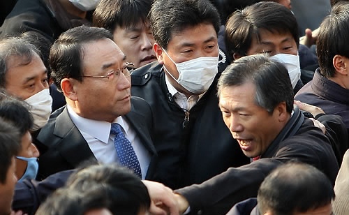 ▲ 김인규 KBS 신임 사장이 24일 오전 서울 여의도 KBS본관을 통해 취임식장으로 향하던 중 노조원들의 출입저지를 받고있다.&nbsp; ⓒ&nbsp;연합뉴스