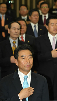 ▲ 24일 오전 국회에서 열린 민주당 의원총회에서 이강래 원내대표를 비롯한 참석 의원들이 국민의례를 하고 있다. ⓒ연합뉴스