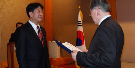 ▲ 25일 열린 '2009최악의 방송시상식'에서 한국방송인회 장한성 회장(오른쪽)이 방개혁 김강원 대표(왼쪽)에게 최악의 프로그램으로 'MBC PD수첩을 선정한 후 결과를 건네고 있다. 방개혁은 '최악의 방송'으로 건네받은 내용을 향후 MBC에 우편으로 발송할 예정이라고 밝혔다ⓒ 뉴데일리 