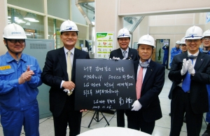 ▲ LG전자 최고경영진이 26일 포스코 광양제철소를 찾아 혁신사례 벤치마킹의 기회를 가졌다. 현장 견학 후 LG전자 남용 부회장(왼쪽 두 번째)과 포스코 최종태 사장(왼쪽 네 번째) 등이 기념촬영을 하고 있다.&nbsp; ⓒ 뉴데일리