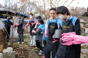 ▲ 가스공사가 지난 14일 펼친&nbsp;'사랑의 연탄배달' 장면. ⓒ 뉴데일리