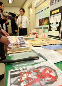 ▲ 검찰이 남북공동선언실천연대 핵심 간부 4명을 구속 기소한 지난해 10월 황장엽 전 북한노동당 비서 협박 소포에 들어있던 물품과 김정일 위원장 찬양 서적 등 증거물품이 공개된 당시 ⓒ 연합뉴스