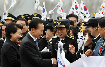 ▲ 이명박 대통령 내외가 27일 충북 충주시 수안보면 중앙경찰학교에서 열린 신임경찰 임용식에 참석해 졸업생들을 격려하고 있다. ⓒ 연합뉴스