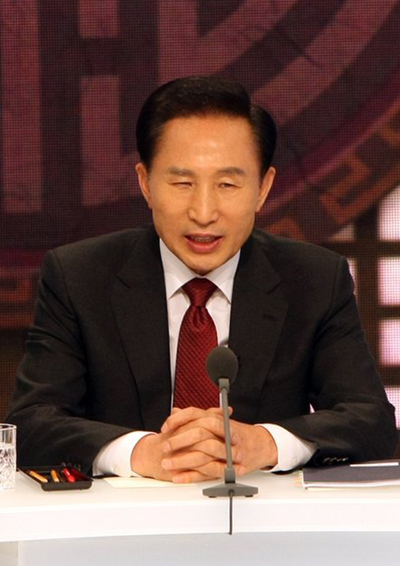 ▲ 이명박 대통령이 27일 밤 서울 여의도 MBC에서 열린 `특별생방송 대통령과의 대화' 프로그램에 출연해 세종시 수정과 관련한 입장을 밝히고 있다. ⓒ 연합뉴스