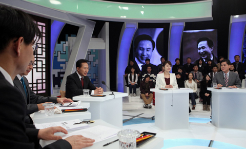 ▲ 이명박 대통령이 27일 밤 서울 여의도 MBC에서 열린 `특별생방송 대통령과의 대화' 프로그램에 출연해 패널들의 질문에 답변을 통해 민생현안에 대한 의견을 밝히고 있다. ⓒ 뉴데일리 <=청와대 제공>