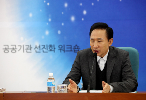 ▲ 이명박 대통령은 28일 오전 과천 공무원교육원에서 열린 하반기 공공기관 선진화 워크숍에 참석, 공기업 파업에 엄정 대처할 것을 주문했다. ⓒ 뉴데일리 <=청와대 제공>