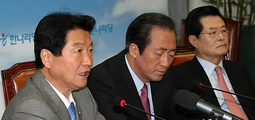 ▲ 30일 오전 국회 대표실에서 열린 한나라당 최고위원회의에서 안상수 원내대표가 발언하고 있다.ⓒ연합뉴스