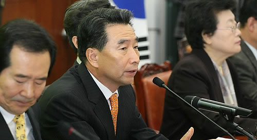 ▲ 민주당 이강래 원내대표가 30일 오전 국회에서 열린 최고위원회의에서 이명박 대통령의 세종시 관련 결정을 비판하고 있다. ⓒ연합뉴스