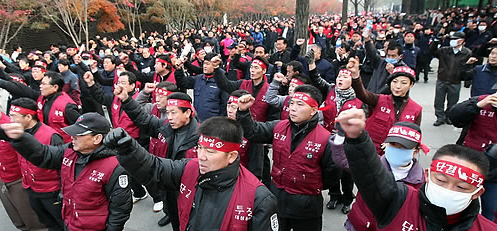 ▲ 28일 오후 서울 여의도 국회 앞에서 열린 한국노총 서울지역본부 노조원들이 총파업투쟁 결의대회에 참석해 구호를 외치고 있다.&nbsp;ⓒ&nbsp;연합뉴스