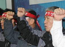 ▲ 지난 26일, 복수노조와 전임자 임금 문제를 논의하기 위한 '노사정 6자회의'가 결렬된 가운데 서울 영등포 민주노총에서 열린 '6자회의 결렬에 대한 노조의 입장과 투쟁계획 발표 기자회견'에서 임성규 위원장을 비롯한 산하연맹 위원장들이 구호를 외치고 있는 모습 ⓒ 연합뉴스 