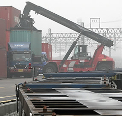 ▲ 철도노조 파업 닷새째인 30일 오전 수도권 물류기지인 경기도 의왕내륙컨테이너기지 오봉역의 멈춰선 화차 옆에 컨테이너 박스가 쌓이고 있다. 이날 의왕내륙컨테이너기지의 철도 계획 운송률은 46%에 그치는 것으로 나타나 운송 차질이 계속되고 있다 ⓒ연합뉴스