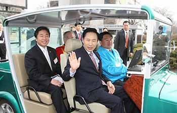 ▲ 이명박 대통령은 27일 대전 한국과학기술원(KAIST)을 방문, KAIST가 개발한 '도심형 온라인 전기자동차'에 시승했다. ⓒ 연합뉴스