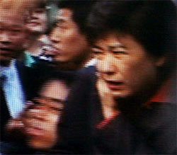 ▲ 2006년 5월 20일 서울 신촌에서 지방선거 지원유세 도중 피습당한 박근혜 전 한나라당 대표. ⓒ연합뉴스 