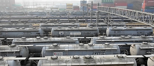 ▲ 철도노조 파업 6일째인 1일 오전 경기도 의왕 내륙컨테이너기지 오봉역에 시멘트 운송 화물열차들이 멈춰 서 있다 ⓒ연합뉴스