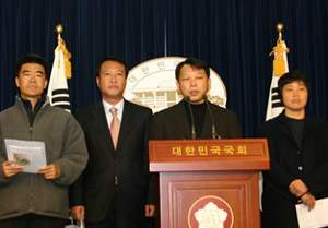 ▲ 시민단체 17곳이 지난 11월 30일 국회 정론관에서 기자회견을 열고 '헌터스' 제작 중단을 촉구했다. ⓒ 뉴데일리