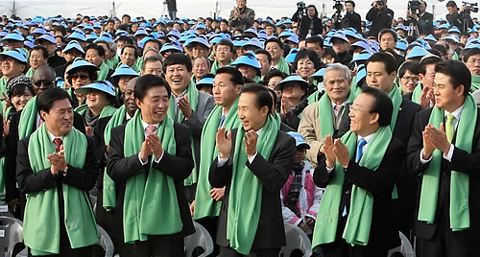 ▲ 2일 오후 대구시 달성군 논공읍 낙동강 둔치에서 열린 낙동강살리기 희망선포식에서 이명박 대통령과 지역 단체장 등 참석인사들이 4대강살리기 구호를 제창한 뒤 박수를 치고 있다. ⓒ 연합뉴스