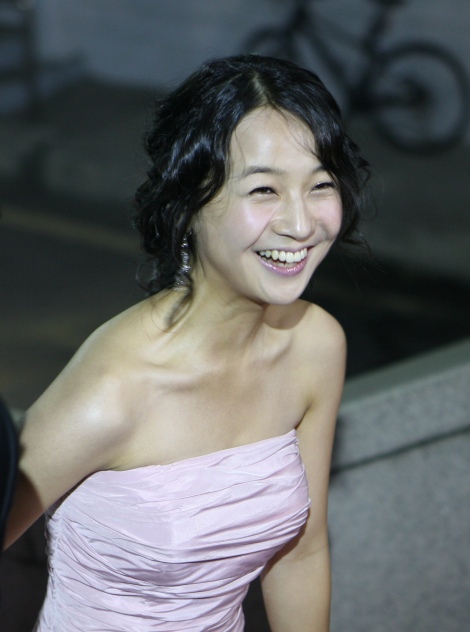 ▲ '똥파리'로 '제30회 청룡영화상' 신인여우상을 수상한 김꽃비가 환한 미소를 띤채 레드카펫 입장을 하고 있다. ⓒ 뉴데일리