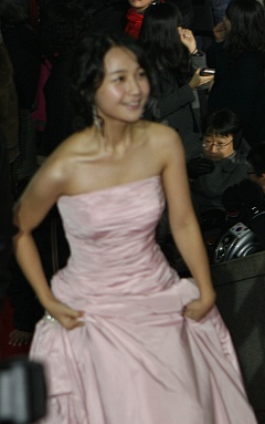 ▲ 레드카펫 입장을 하고 있는 김꽃비. ⓒ 뉴데일리