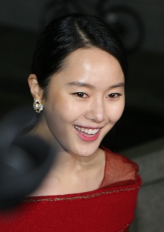 ▲ 레드카펫 입장을 하며 환하게 웃는 배우 윤진서.&nbsp;ⓒ 뉴데일리