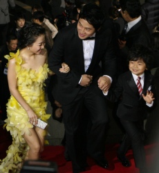 ▲ 영화 '과속스캔들'에 함께 출연한 박보영, 차태현, 왕석현이 레트카펫 입장을 하고 있다(좌측부터). ⓒ 뉴데일리