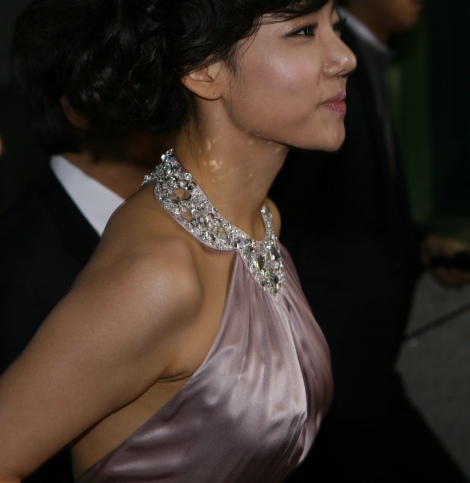 ▲ 故 장진영과 닮은 외모로 '리틀 장진영'이라 불리는 배우 이채영이 2일 오후 여의도 KBS홀에서 열린 '제 30회 청룡영화상' 시상식에서 레드카펫을 밟고 있다. 이날 이채영은 목과 허리에 화려한 보석이 치장된 핑크색 실크 드레스를 입고 나와 취재진의 주목을 끌었다. ⓒ 뉴데일리