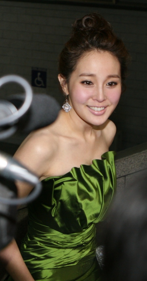 ▲ 배우 조안이 2일 오후 여의도 KBS홀에서 열린 '제 30회 청룡영화상' 시상식에서 광택이 있는 녹색 드레스를 입고 레드카펫 입장을 하고 있다. ⓒ 뉴데일리